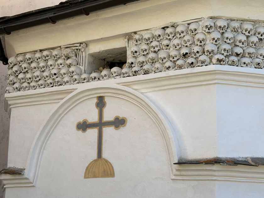 Schädel an der Kirchenfassade