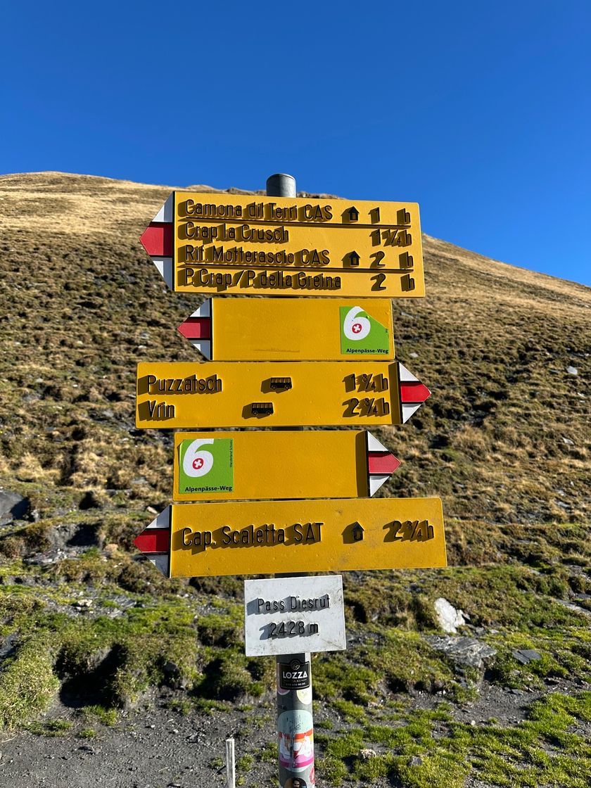 Wegweiser auf dem Pass Diesrut