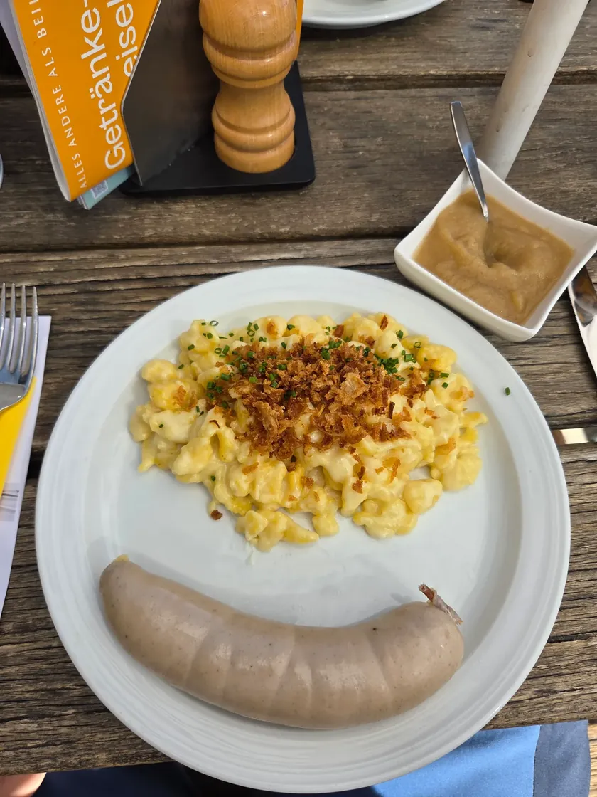 Käsespätzli mit Brühwurst