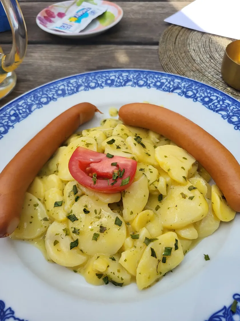 Härdöpfusalat und Wienerli